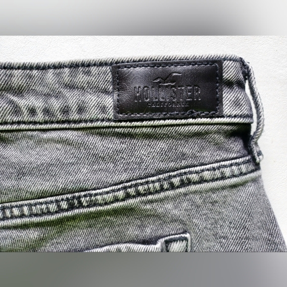 A Hollister Ultra High-rise Mom Jeans - Picture 2 of 10